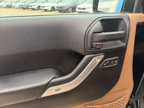 Used 2016 Jeep Wrangler Unlimited Sahara w/ Max Tow Package image 15