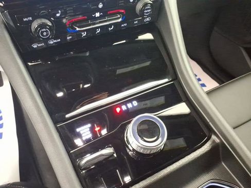 Used 2025 Jeep Grand Cherokee Limited AWD/4WD image 19