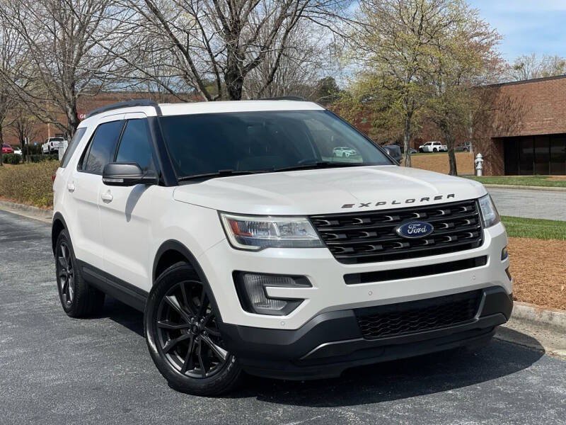 Used 2017 Ford Explorer XLT w/ Equipment Group 202A FWD image 3