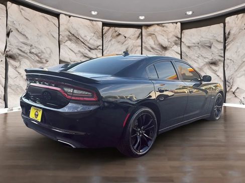Used 2017 Dodge Charger R/T w/ Plus Group image 5