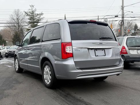 Used 2013 Chrysler Town & Country Touring image 6