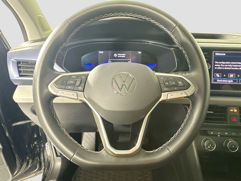 Certified 2022 Volkswagen Taos SE w/ Panoramic Sunroof Package image 11