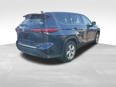 Used 2021 Toyota Highlander LE image 5