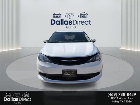 Used 2023 Chrysler Voyager LX image 3