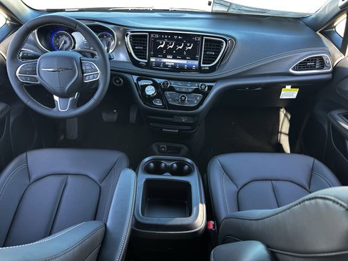 New 2026 Chrysler Pacifica Select image 12