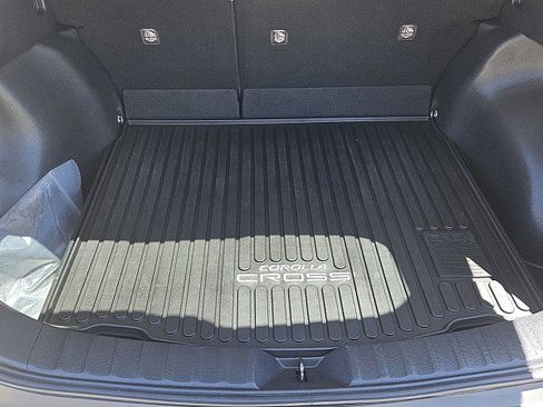 Used 2022 Toyota Corolla Cross XLE w/ Convenience Package image 22