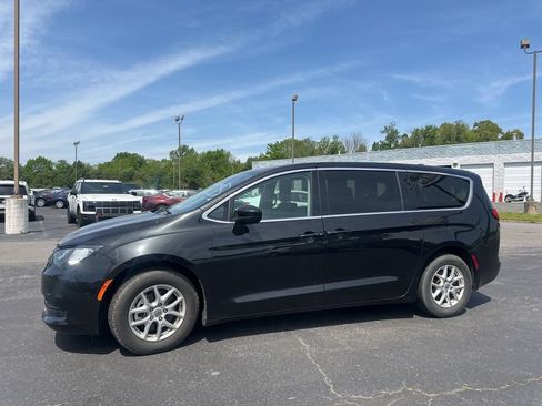 Used 2022 Chrysler Voyager LX FWD image 11