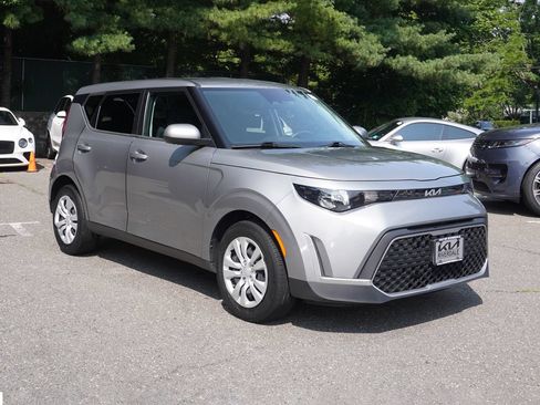 Used 2023 Kia Soul LX FWD image 2