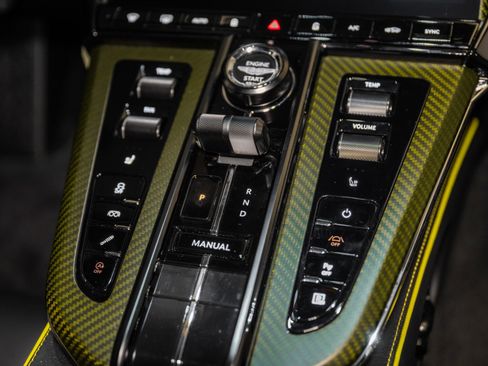 Used 2025 Aston Martin V8 Vantage Coupe image 29