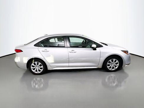 Used 2022 Toyota Corolla LE image 3