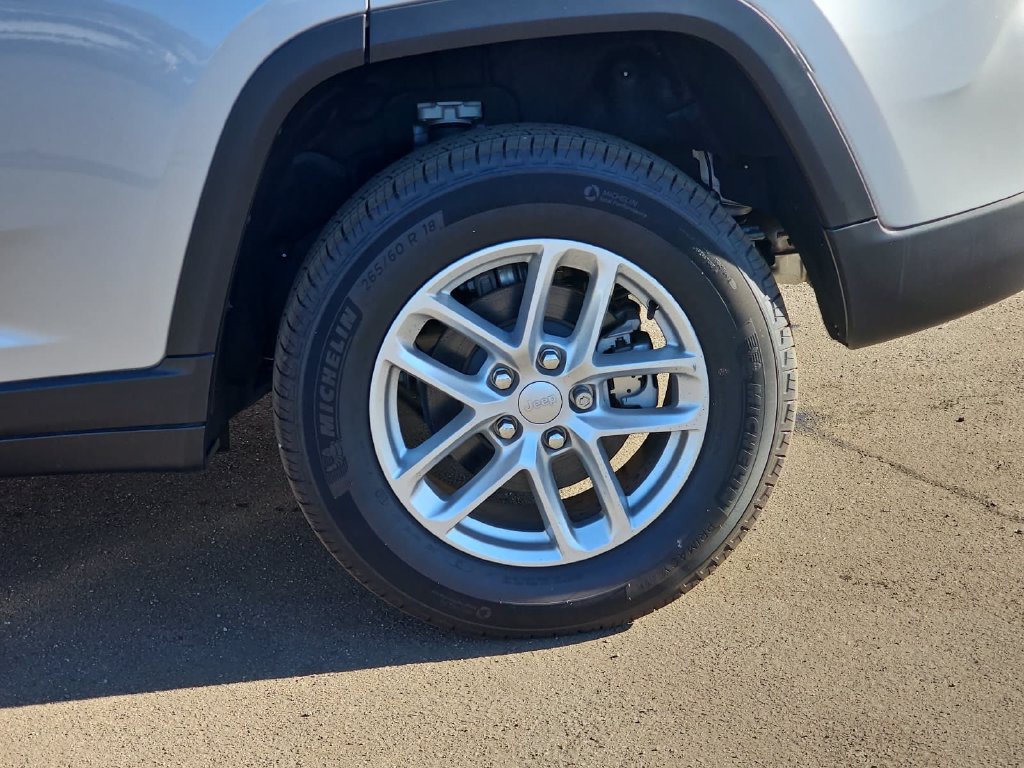 Used 2023 Jeep Grand Cherokee Laredo X AWD/4WD image 35