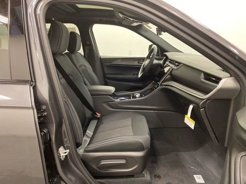 Used 2025 Jeep Grand Cherokee Laredo X w/ Luxury Tech Group I image 24