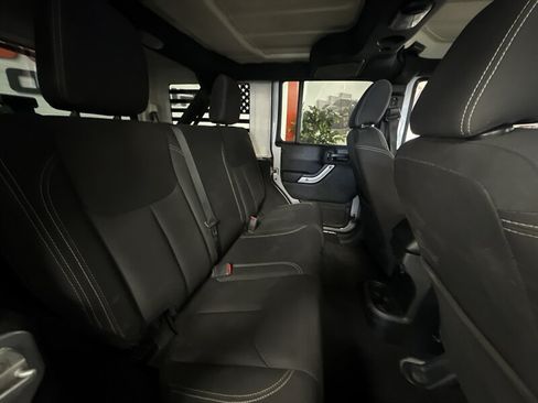 Used 2018 Jeep Wrangler Unlimited Sahara AWD/4WD image 30