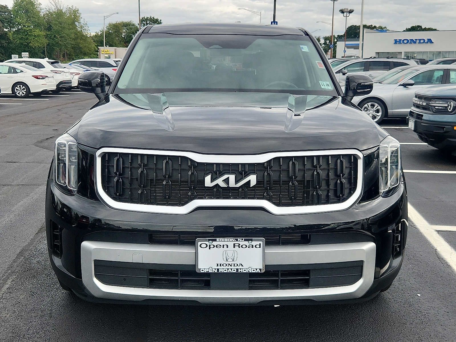 Used 2024 Kia Telluride LX FWD image 2