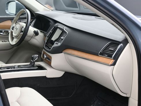 Used 2021 Volvo XC90 T6 Momentum w/ Advanced Package image 6