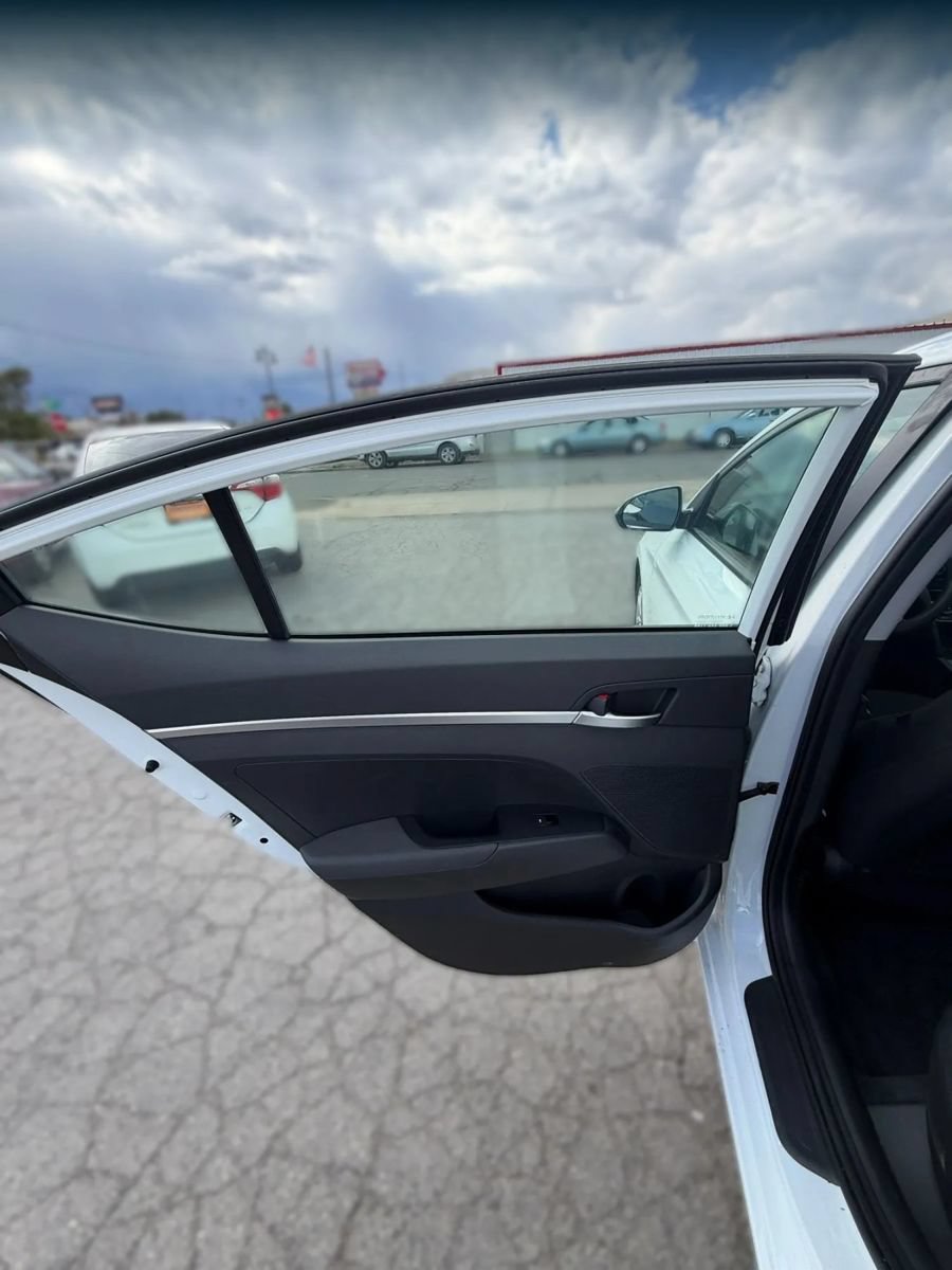 Used 2019 Hyundai Elantra SE w/ Cargo Package FWD image 12
