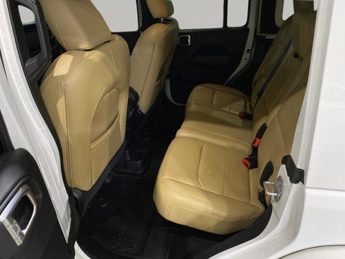 Used 2019 Jeep Wrangler Unlimited Sahara image 18
