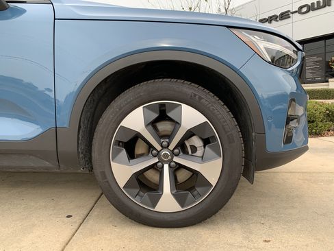 Used 2025 Volvo XC40 B5 Plus image 13