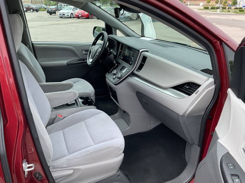 Used 2020 Toyota Sienna LE w/ LE Preferred Package FWD image 45