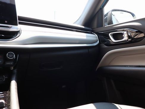 New 2025 Jeep Compass Limited image 39