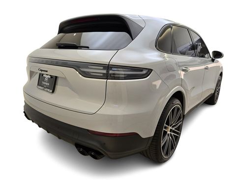 Used 2022 Porsche Cayenne Platinum Edition image 9