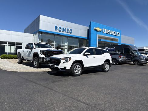Certified 2023 GMC Terrain SLE w/ Driver Convenience Package AWD/4WD image 1