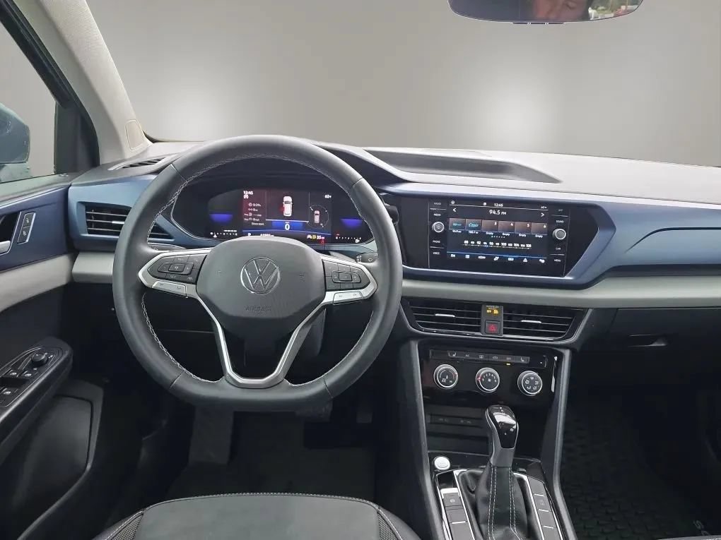 Used 2023 Volkswagen Taos SE w/ Panoramic Sunroof Package FWD image 14