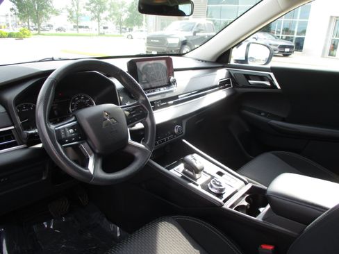 Used 2023 Mitsubishi Outlander ES AWD/4WD image 13