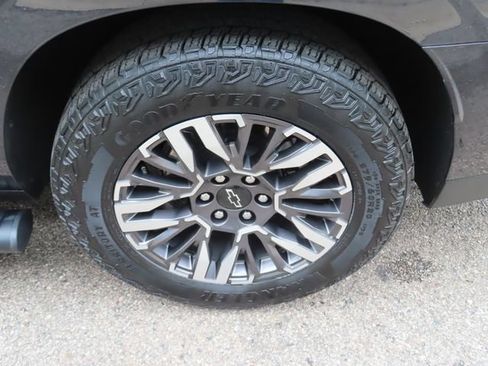 Used 2025 Chevrolet Suburban Z71 w/ Z71 Off-Road Package AWD/4WD image 16