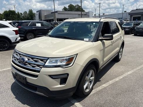 Used 2018 Ford Explorer XLT FWD image 2