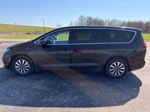 Used 2023 Chrysler Pacifica Touring-L image 14