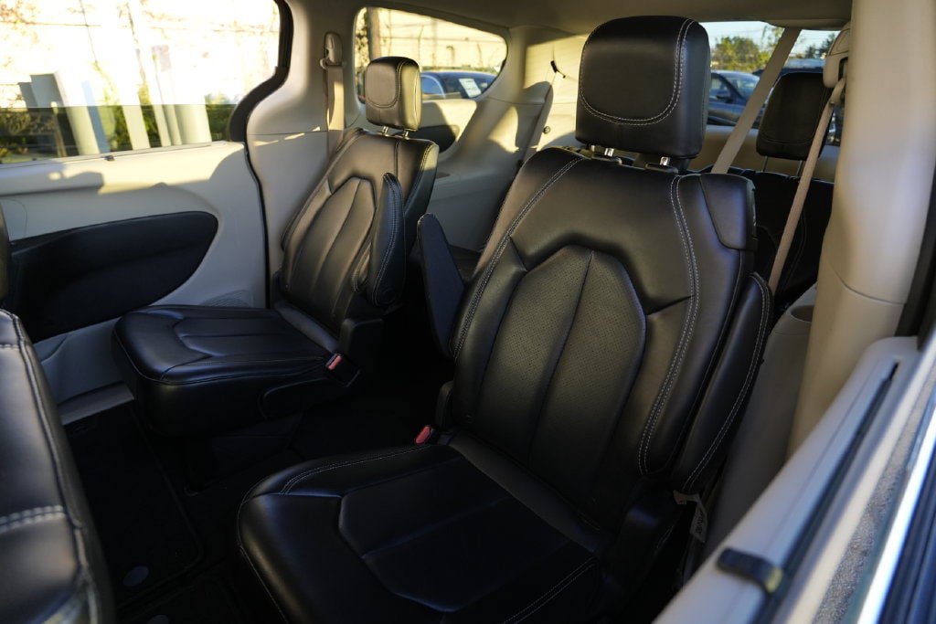 Used 2023 Chrysler Pacifica Touring-L FWD image 24