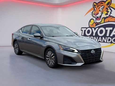 Used 2023 Nissan Altima 2.5 SV image 3