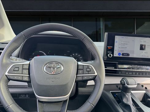 Used 2025 Toyota Sienna XLE image 4