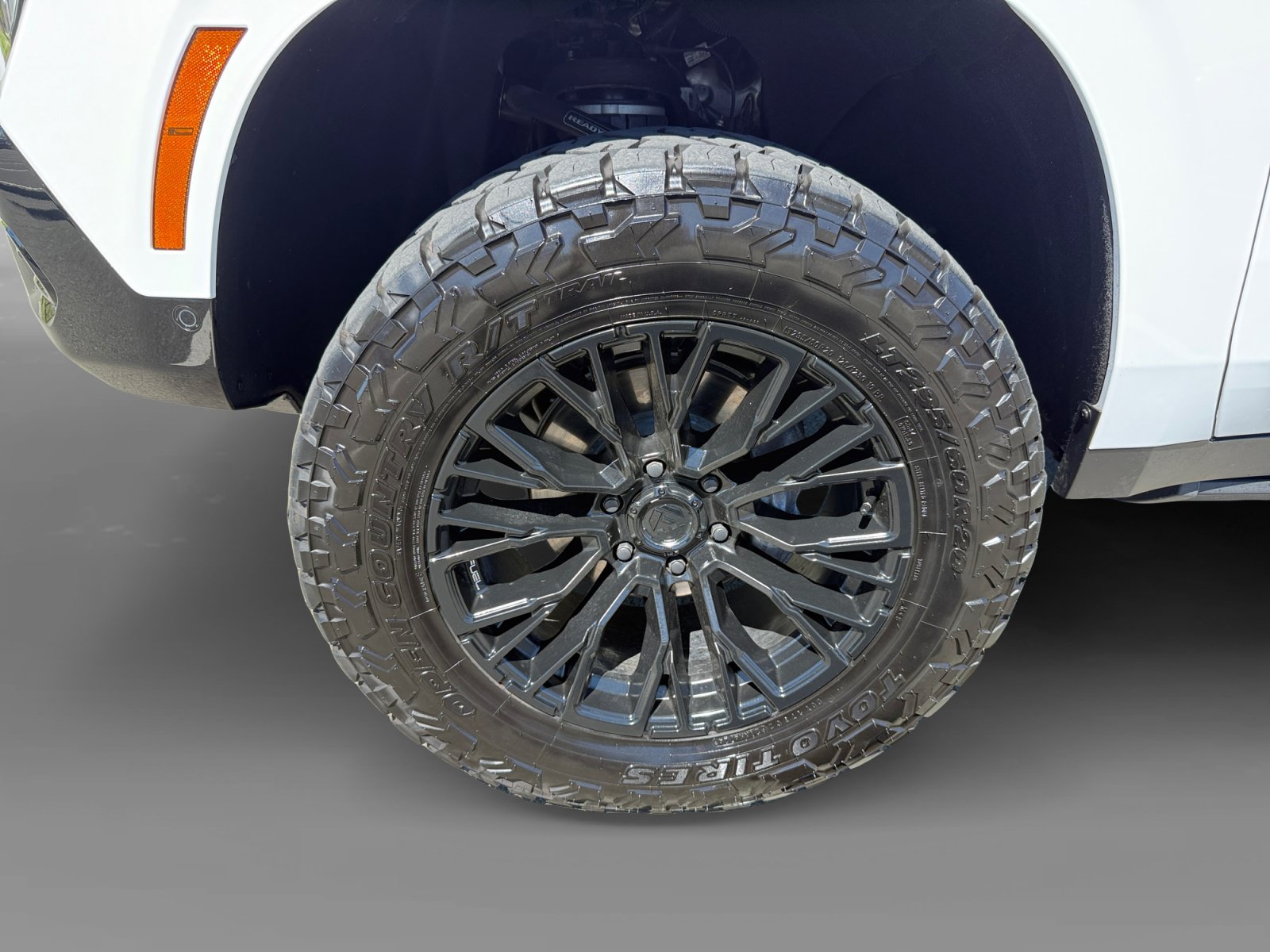 Used 2025 GMC Yukon AT4 AWD/4WD image 9