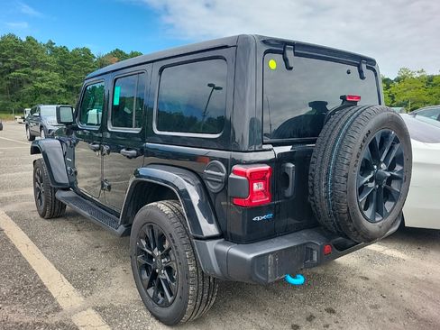 Used 2024 Jeep Wrangler Unlimited Sahara w/ Technology Group AWD/4WD image 3