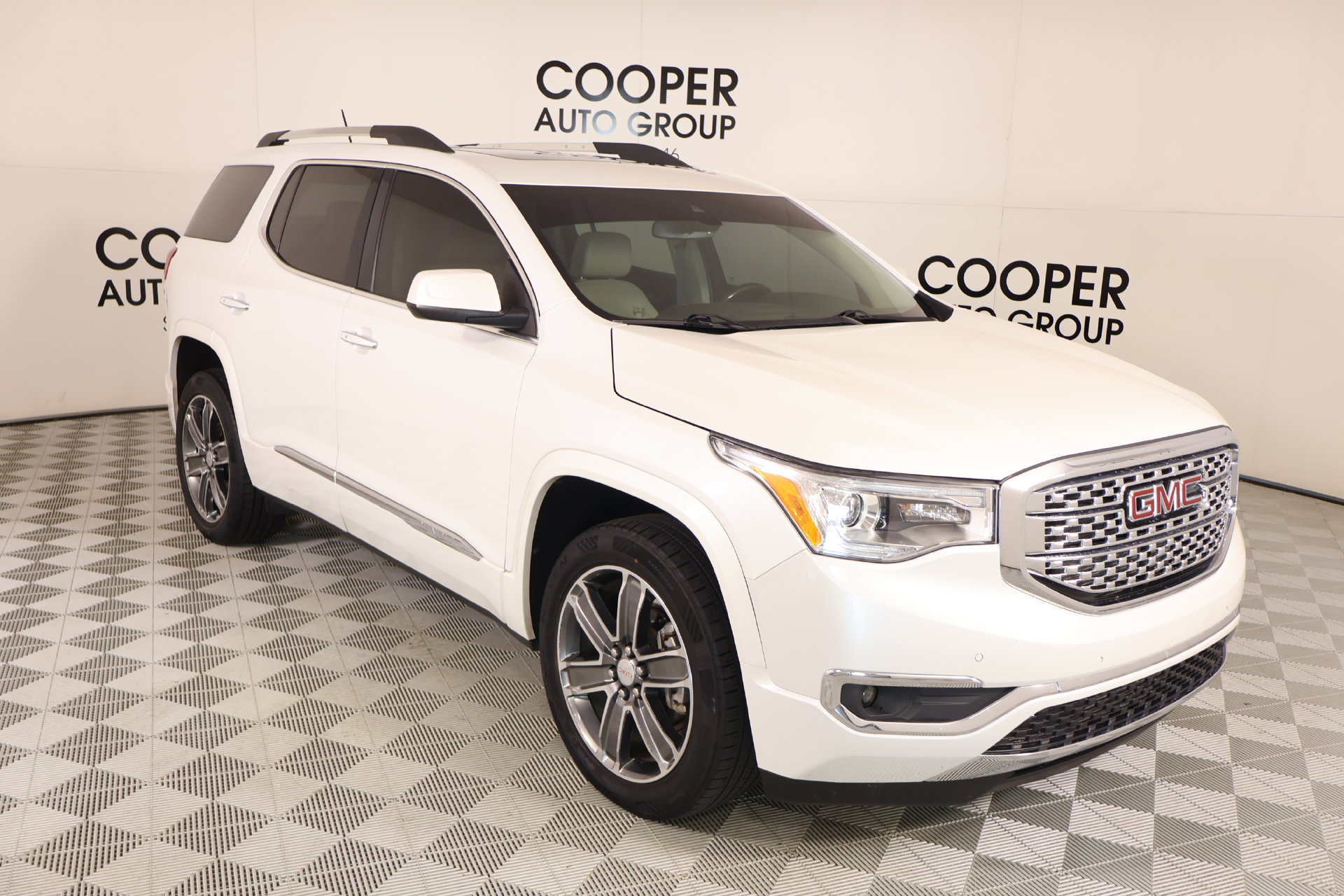 Used 2019 GMC Acadia Denali FWD image 1