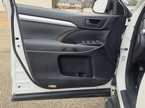 Used 2017 Toyota Highlander LE image 14