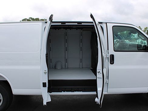 Used 2025 Chevrolet Express 3500 Extended w/ Driver Convenience Package RWD image 9