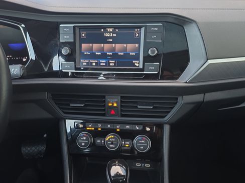 Used 2024 Volkswagen Jetta SE image 27