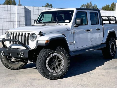 Certified 2020 Jeep Gladiator Overland AWD/4WD image 2