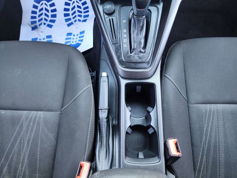 Used 2018 Ford Focus SE w/ SE Appearance Package image 32