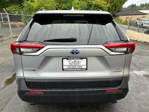 Used 2021 Toyota RAV4 XLE Premium image 6