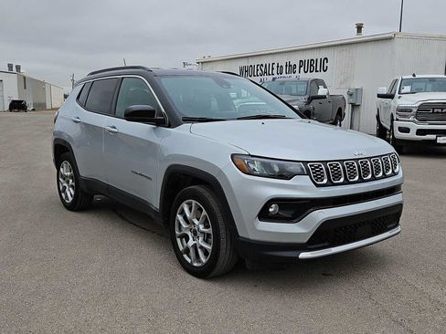 Used 2025 Jeep Compass Limited AWD/4WD image 2