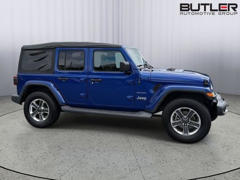 Used 2018 Jeep Wrangler Unlimited Sahara AWD/4WD image 6
