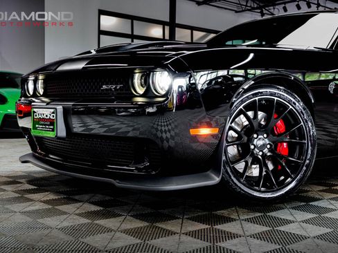 Used 2016 Dodge Challenger SRT Hellcat RWD image 2