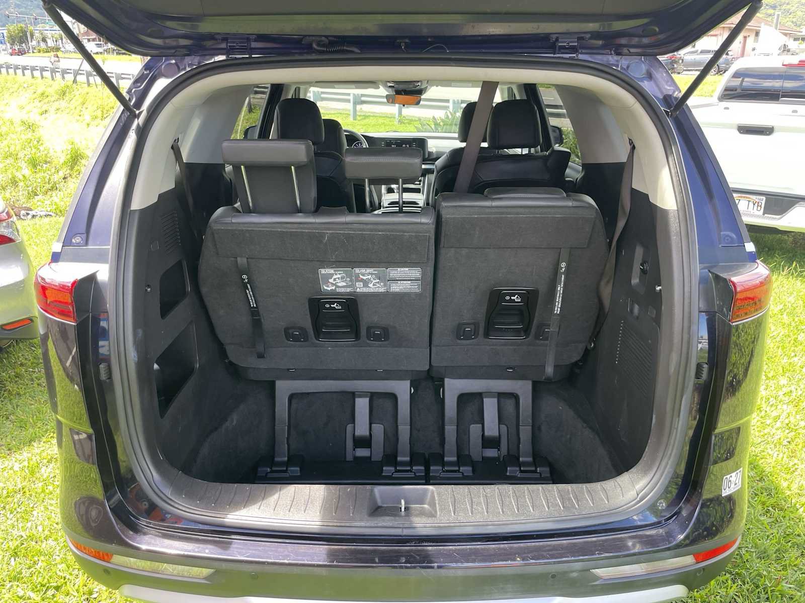 Used 2024 Kia Carnival LX FWD image 24