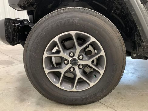 Used 2024 Jeep Gladiator Sport image 2