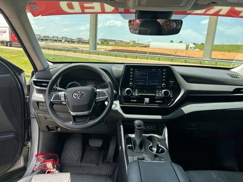 Used 2022 Toyota Highlander L FWD image 34