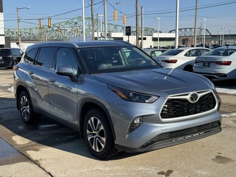 Used 2022 Toyota Highlander XLE image 7